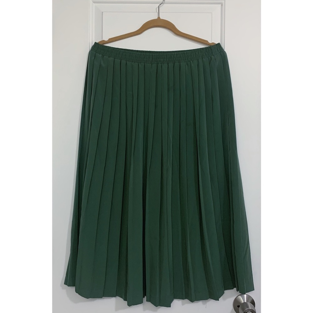 Pleated olive green mid skirt. 🍂🧡